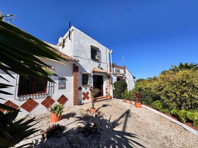 Negocio: Encantadora finca con casa de invitados independiente con licencia turistica, dos piscinas – Álora