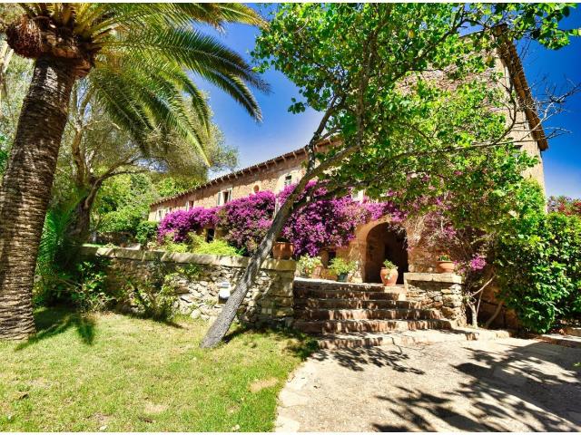 Encantadora Finca del Siglo XVII en Arta con Vistas a la Bahía de Canyamel