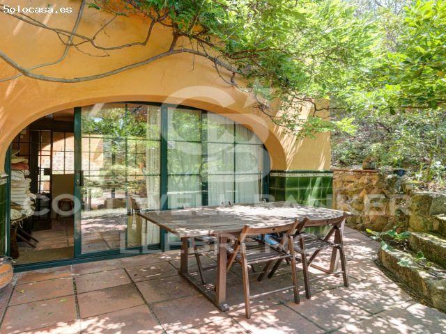 Encantadora finca en venta en Vallvidrera con elementos modernistas, jardín y
