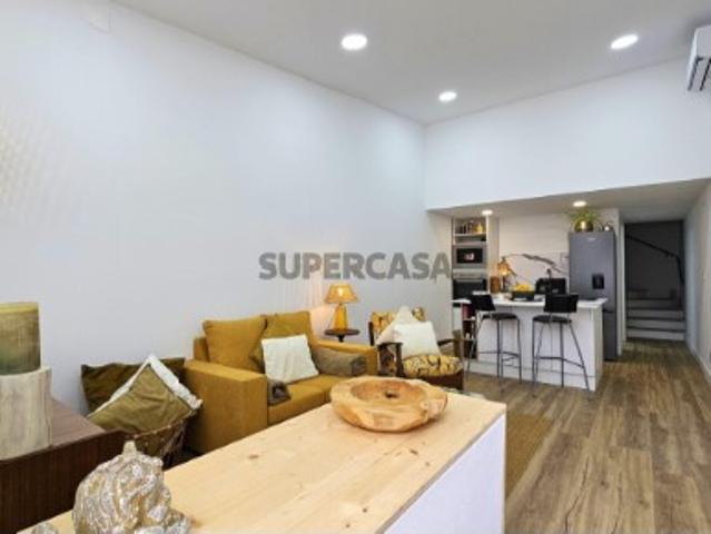Encantadora Moradia Duplex T1 Totalmente Remodelada em Setúbal