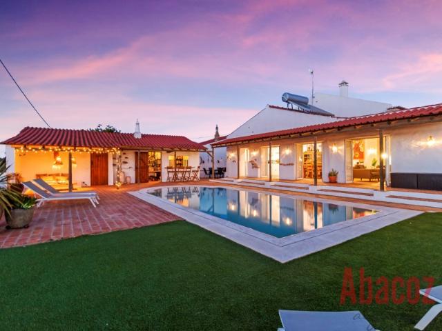 ENCANTADORA MORADIA DE CAMPO COM 4 QUARTOS E PISCINA