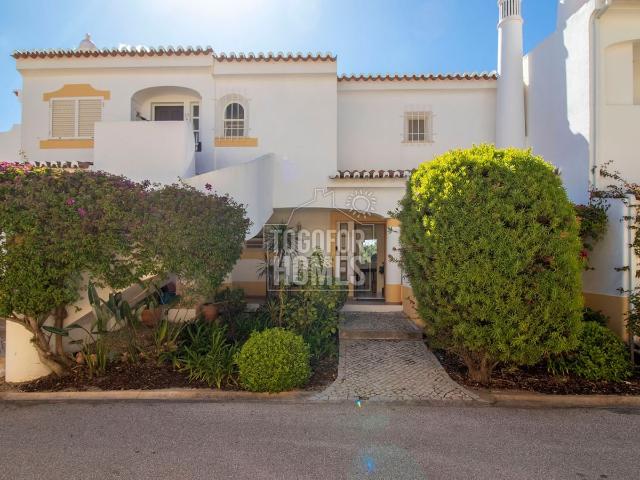 Encantadora Moradia de 2 Quartos perto de – Golfe & Lago com. 139m² Lagoa e Carvoeiro