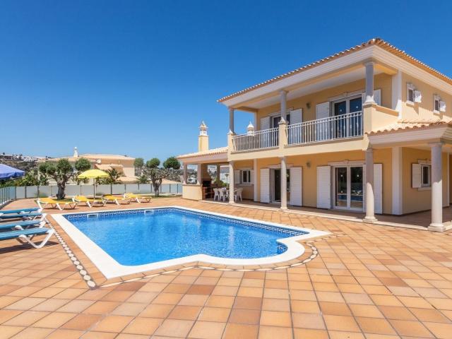 Encantadora moradia de 4 3+1 quartos com piscina, garagem. 340m² Albufeira e Olhos de Água