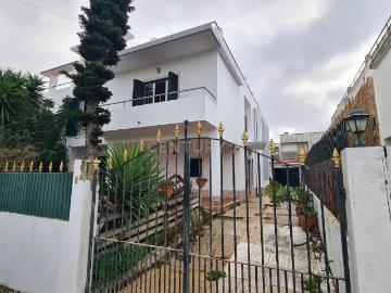 Encantadora Moradia em Sesimbra Castelo com Jardim e Garagem