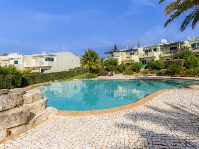 Encantadora moradia geminada de 2 quartos com piscina, a uma. 100m² Luz