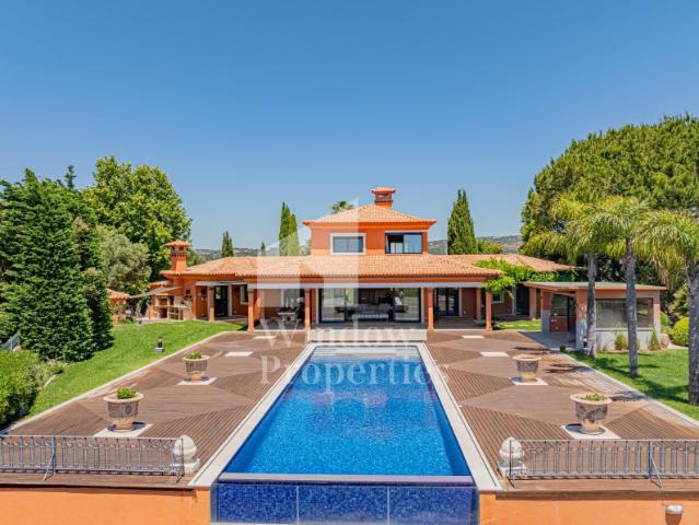Soberba Moradia T5 com Vistas Panorâmicas de Mar e Golfe, num Ambiente Exclusivo e Privilegiado