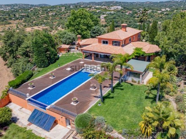 Encantadora Moradia T5 com vista Mar e Golfe, inserida num cenário de rara beleza e privacidade
