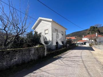 Encantadora Moradia T2 com Terrenos e Espaço Exterior no Coração do Coentral Castanheira de Pera