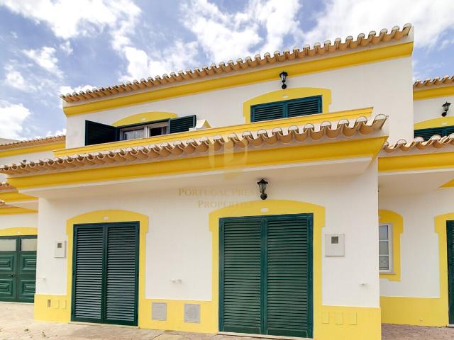 Encantadora moradia T2 totalmente mobilada, integrada num exclusivo condomínio fechado com garagem privativa. A curta distância a pé da praia