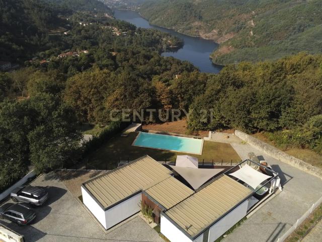 Encantadora Moradia T3 Térrea na zona do geres Vistas Rio, Piscina e Jacuzi