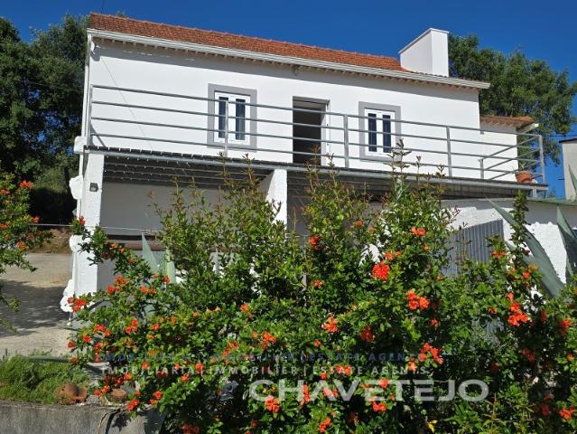 Encantadora Moradia t 3 com terraço e Jardim em aldeia próxima de Tomar