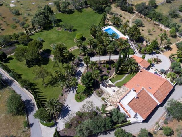 Encantadora Moradia Térrea V7 com Piscina e Amplo Terreno Perto de Loulé