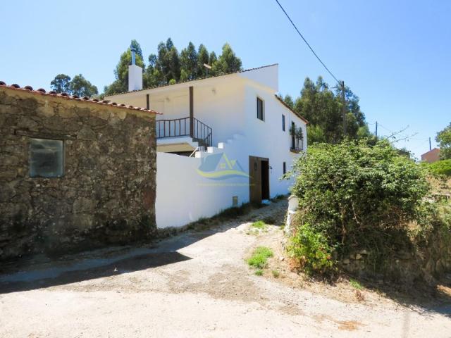 Encantadora moradia tradicional com 4 quartos, situada num terreno de aproximadamente 2.450 m² numa aldeia tranquila, perto de Espinhal e Penela, Coimbra