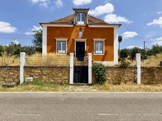 Encantadora Moradia Tradicional Com 4 Quartos, Projeto De Am. 249m² Asseiceira