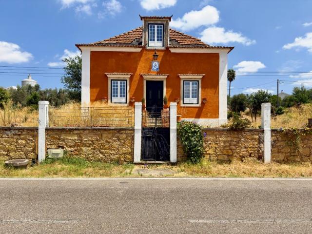 ENCANTADORA MORADIA TRADICIONAL COM 4 QUARTOS, PROJETO DE AMPLIAÇÃO E TERRENO COM 1.560 M²