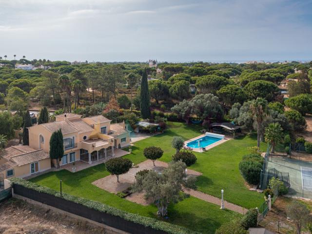 Encantadora propriedade Algarve, com 5 quartos, num terreno. 298m² Quarteira
