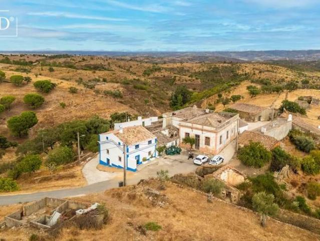 Encantadora propriedade parcialmente renovada com 5 quartos. 120m² São barnabé