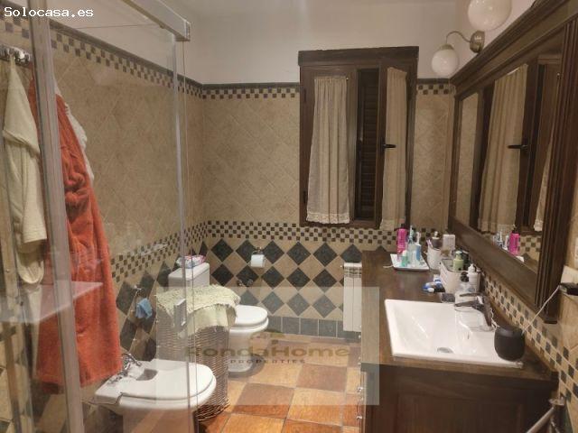 Encanto andaluz y exclusividad: impresionante villa con piscina tipo playa