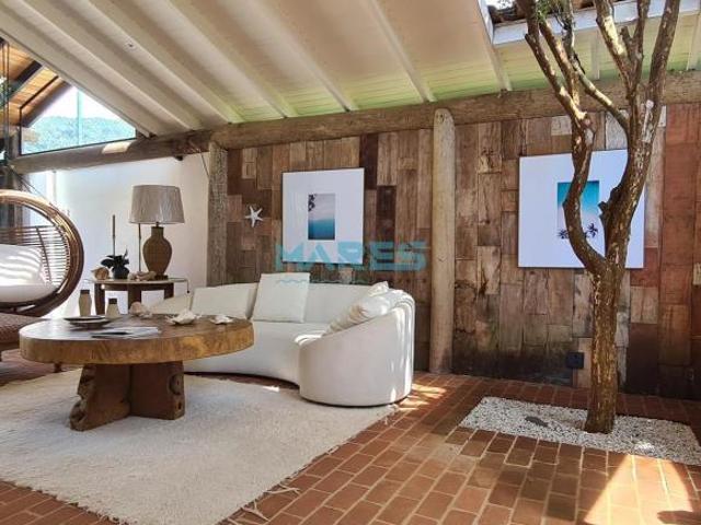 Encanto de casa à venda na Barra do Sahy