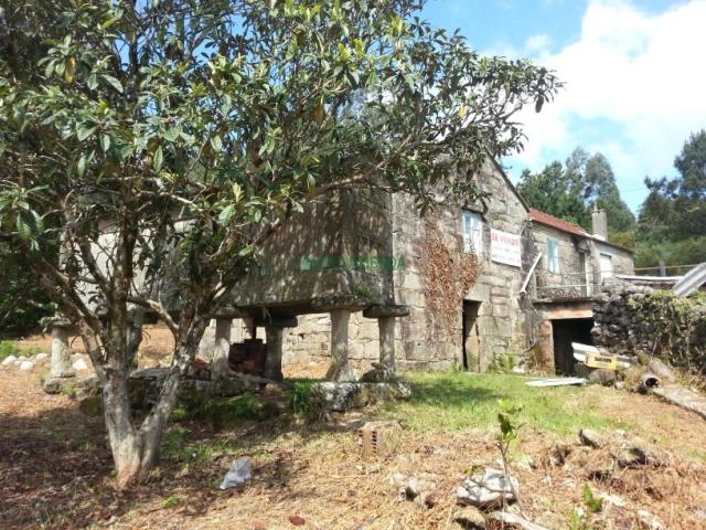 Encanto Gallego: Casa de Piedra para Restaurar con Vistas a la Ría e Isla de San Simón