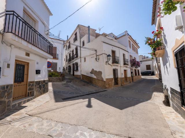 Encanto histórico, confort y oportunidad única en Ohanes