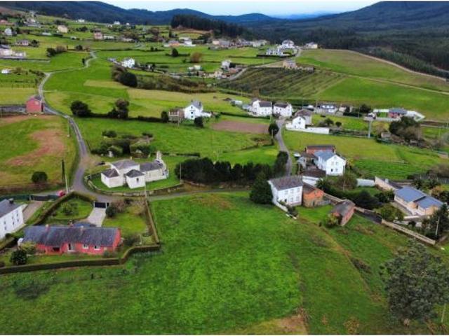 Encanto rural junto al mar: casa de campo con finca de 7.000 m2 en Cordido, Foz