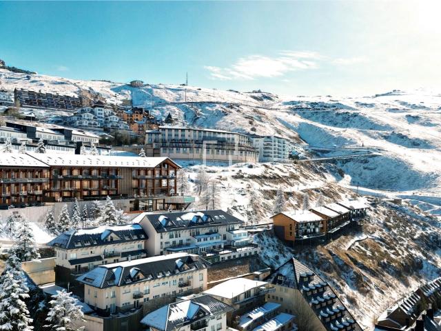 Encaramado a 2.400 metros de altitud, Arttysur Lux Village o. 78m² Granada