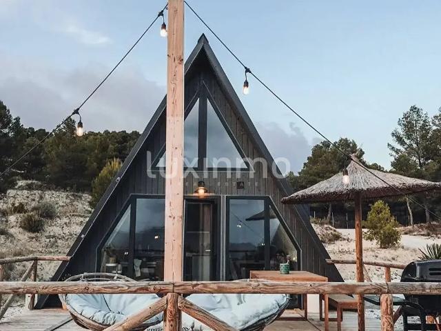 Enclavada en el pintoresco campo de Xixona, esta casa unifam. 4159m² Abio