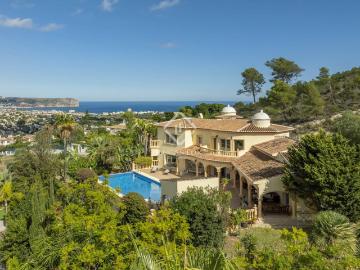 Enclavada en una posición elevada dentro de una tranquila zo. 612m² Jávea Xabia