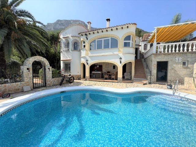 Enclavada en una tranquila ladera con orientación ideal, est. 238m² Dénia