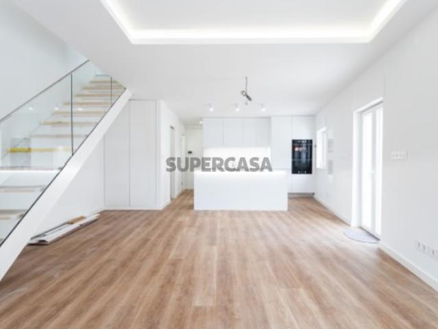 Encontre a Tranquilidade na Trafaria: Magnífica Moradia T3 com Design Moderno e Sustentável