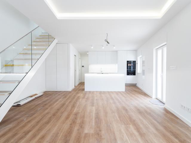 Encontre a Tranquilidade na Trafaria: Magnífica Moradia T3 com Design Moderno e Sustentável