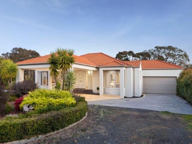 Enduring Elegance, Dual Living and Scenic Privacy in a Bushland Setting