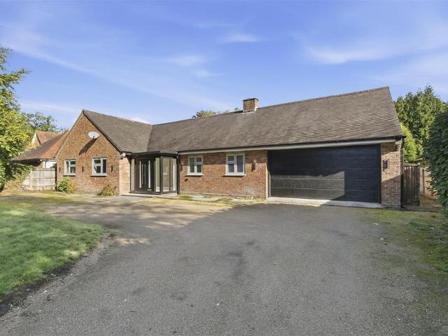 Endwood Drive, Sutton Coldfield B74 3 bed detached bungalow to rent £5,000 pcm £1,154 pw