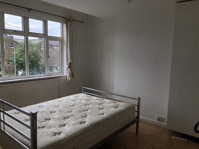 Endymion Road, London SW2 4 bed flat to rent £3,600 pcm £831 pw