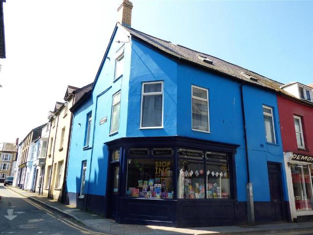 End of terrace house for sale