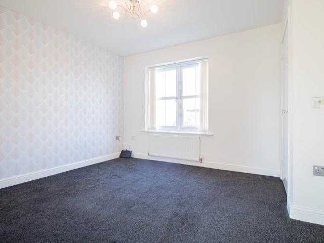 End of Terrace House in 142 Shinewater Park, Hull, HU7 3DN
