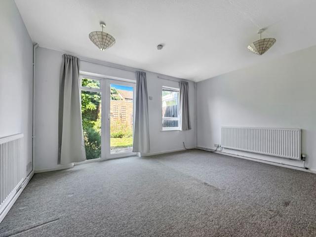 End terrace 3 bedroom house located on Chesterton High Street, within easy walking distance of the river and many local amenities