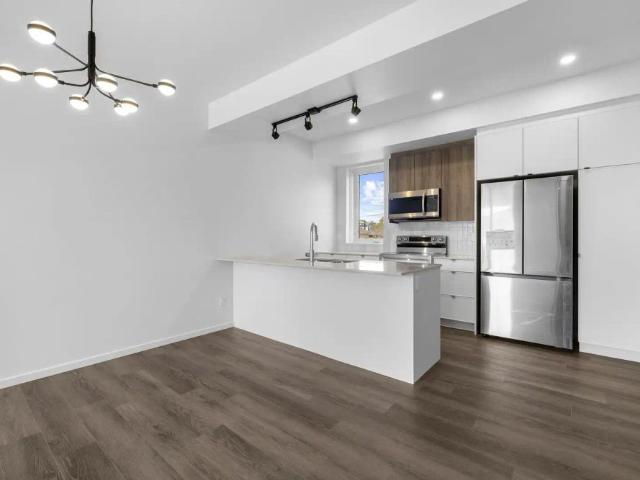 End Unit 3Bedroom 2.5Bath Townhouse Unit With Garage — 3 Bedrooms Townhouse