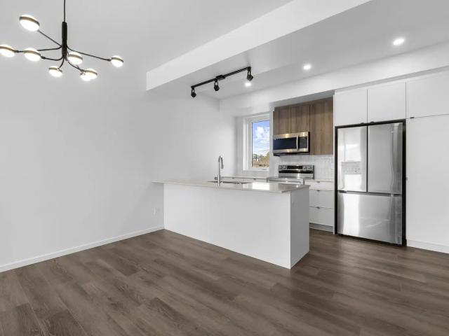 End Unit 3Bedroom 2.5Bath Townhouse Unit With Garage
