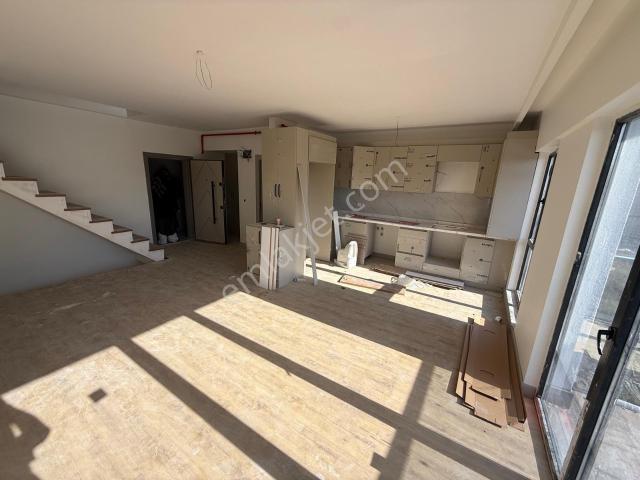 Endemik Vadi Yanı Protokol Yolu Yakını 4+1 Loft Tripleks Daire