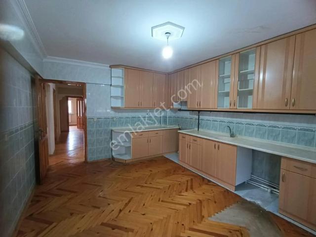 Ender Uysal Gayrimenkulden Üniversiteye Çok Yakın Çift Banyolu Geniş 4+1 Kiralık Daire.