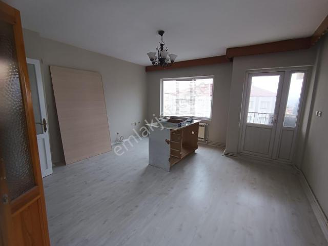 Ender Uysal Gayrimenkulden Bursa Caddesin'de İçi Yenilenmiş Kiralık 3+1 Asansörlü Daire.