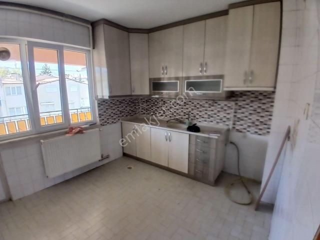 Ender Uysal Gayrimenkulden Bursa Caddesinde Kiralık 3+1 Daire.