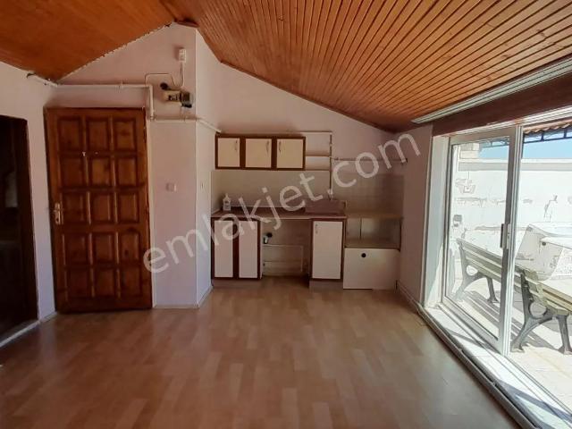 Ender Uysal Gayrimenkulden Kınıklıda 1+1 Balkonlu Çatı Katı Eşyasız Apart.