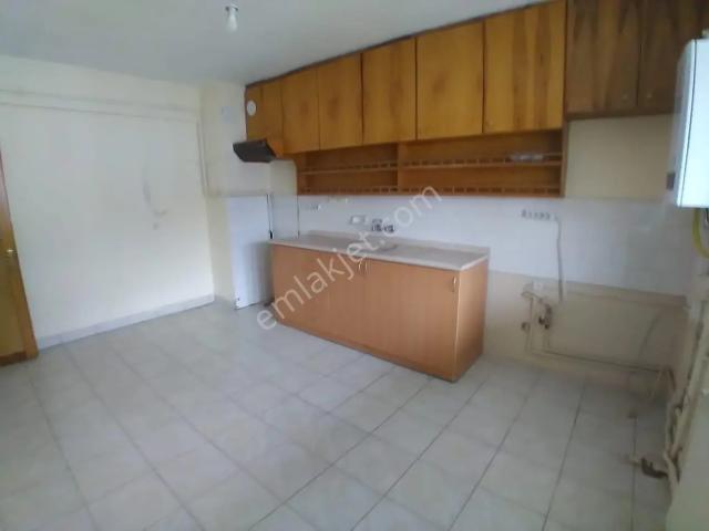Ender Uysal Gayrimenkulden Kınıklı Da 3+1 Balkonlu Kombili Daire.