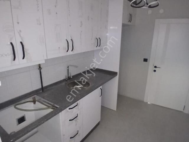 Ender Uysal Gayrimenkulden Sitelerde İçi Yenilenmiş 2+1 Kiralık Bahçekatı Daire.