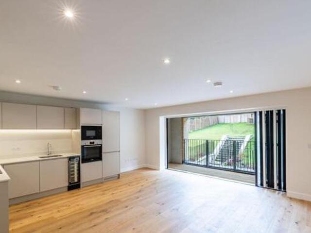 Endlesham Court, Woodcote Valley Road, 3 Bedroom Flat