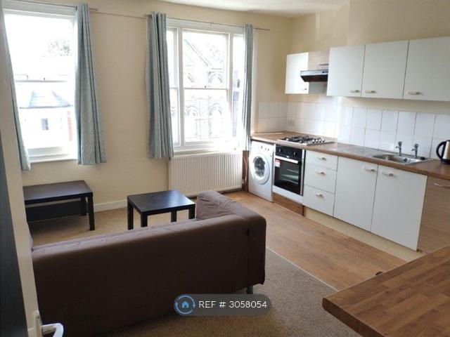 Endlesham Road, London SW12, 2 bed flat to rent, £2,250 pcm | PrimeLocation