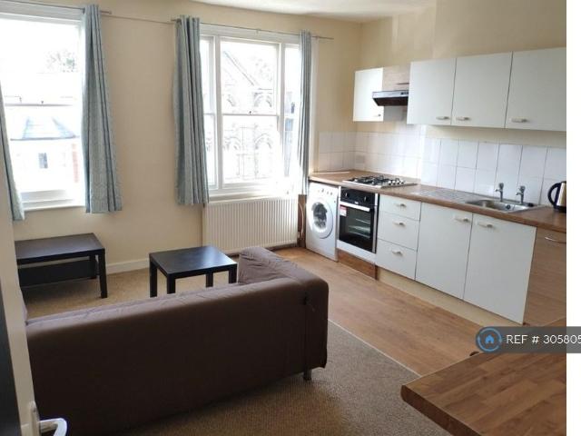Endlesham Road, London, SW12 2 bed flat to rent £2,250 pcm £519 pw